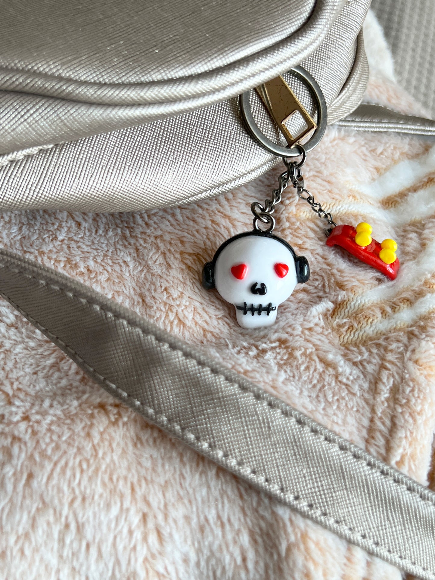 Heart-eyed Skull keychain