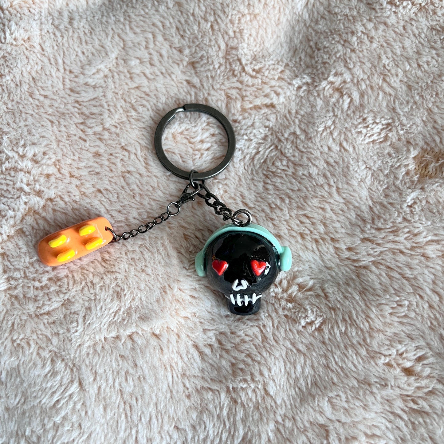 Heart-eyed Skull keychain
