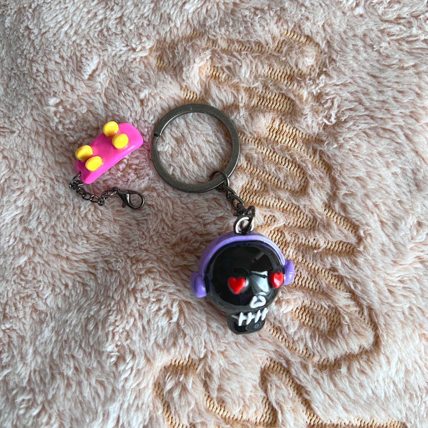 Heart-eyed Skull keychain
